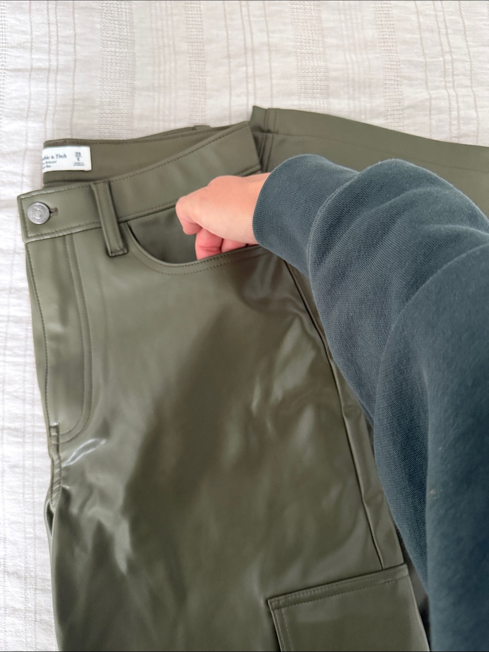 Abercrombie & Fitch Vegan Leather Cargo 90s Relaxed Pant - Picture 2 of 6